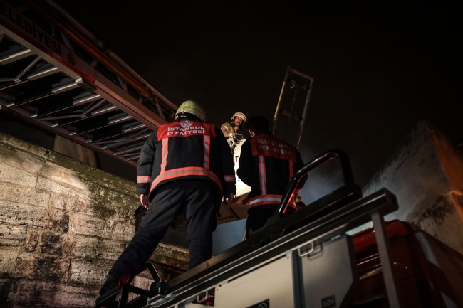 Fatih'te 3 katlı binada yangın: 1 kişi hayatını kaybetti